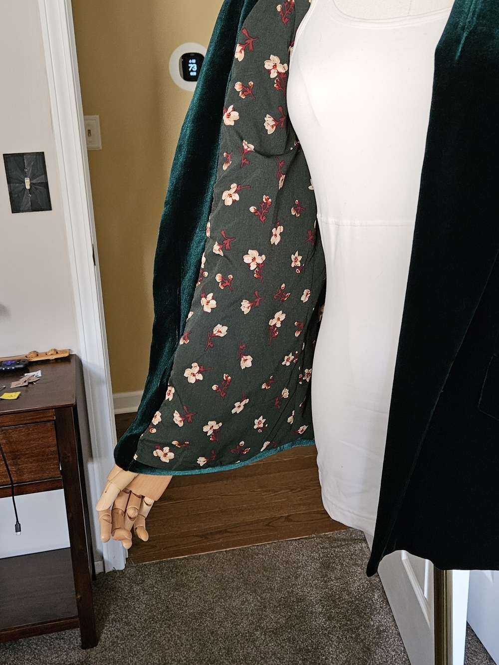 Vibrant Green Crushed Velvet Blazer With Contrasted Floral Print Lining. Holiday - Picture 7 of 11